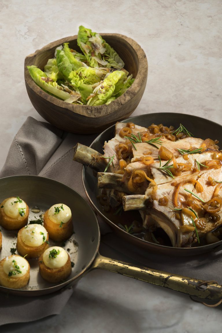 Côtelettes à la sauce aux échalotes, pommes de terre à l’ail et salade